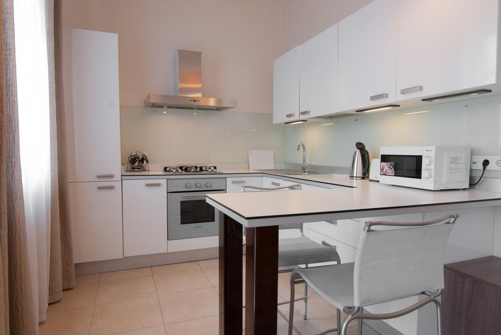Home Hotel Apartments On Zoloti Vorota Kiev Ngoại thất bức ảnh