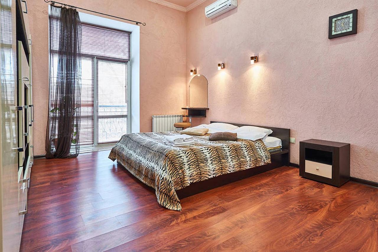Home Hotel Apartments On Zoloti Vorota Kiev Ngoại thất bức ảnh